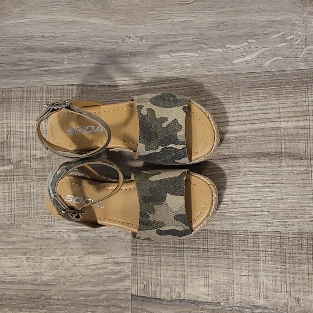 GIRLS Camo wedges size 12